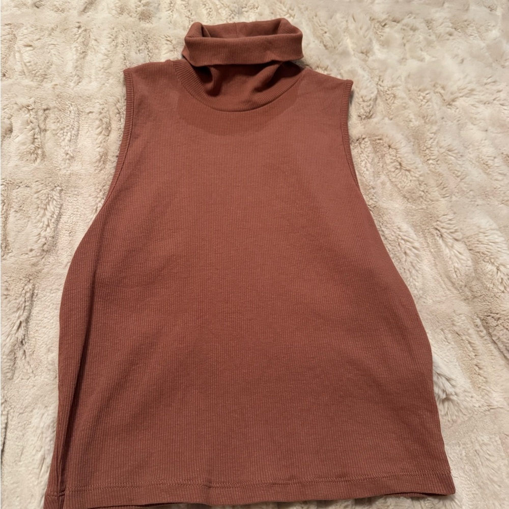Sleeveless Turtleneck Top - Picture 2 of 4